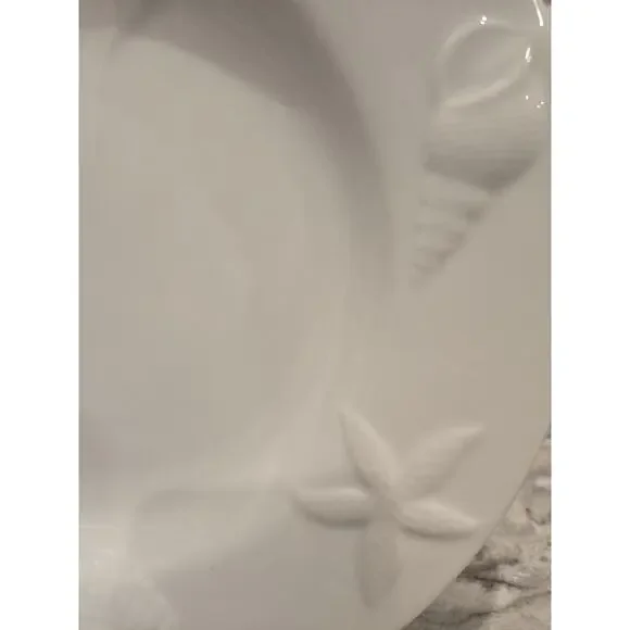 Pottery Barn Seashore Dinner Plates Set Of 2 White Seashell Starfish Nautical - Picture 5 of 10